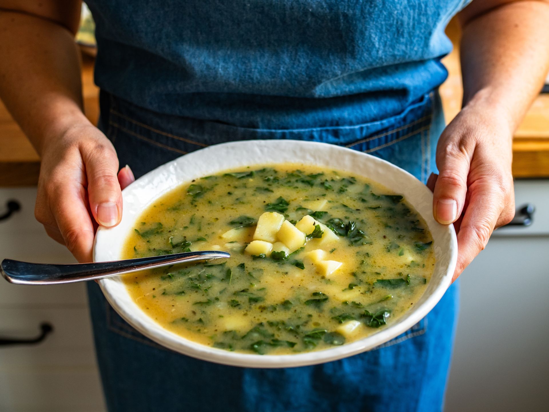 De ce nu e sănătos să mănânci stând în picioare