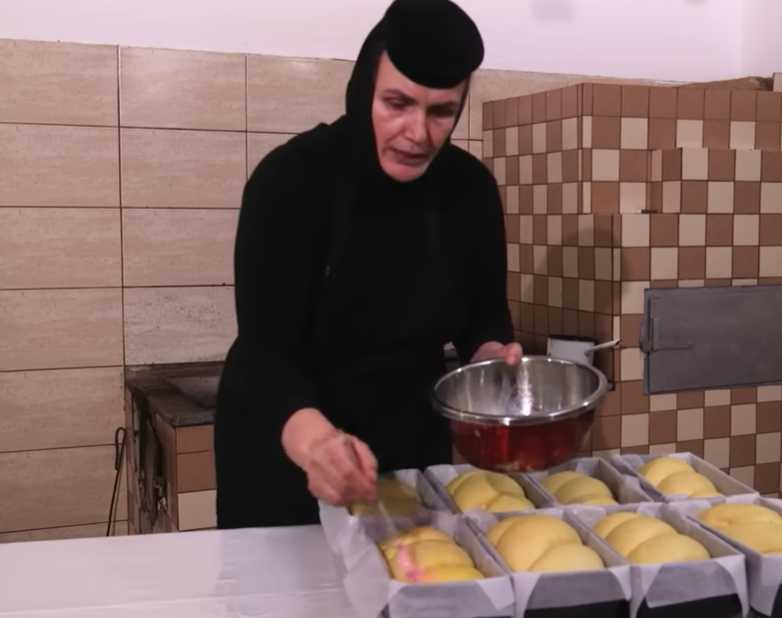 Cozonacii de la Mănăstirea Adam, un simbol al tradiției culinare românești, continuă să încânte de Paște și nu numai, cu aroma lor inconfundabilă
