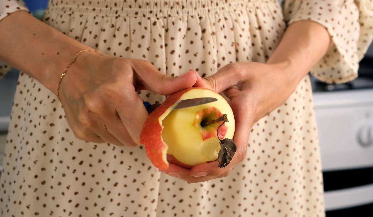 Cercetări sugerează că un consum zilnic de două mere poate aduce beneficii semnificative pentru sănătate Un studiu recent indică faptul că consumul regulat a două mere pe zi poate contribui la reducerea nivelului de colesterol rău, un factor de risc major pentru apariția bolilor cardiovasculare