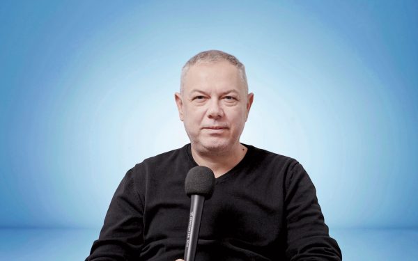 Cum arată aplicația care scapă un coworking de recepție