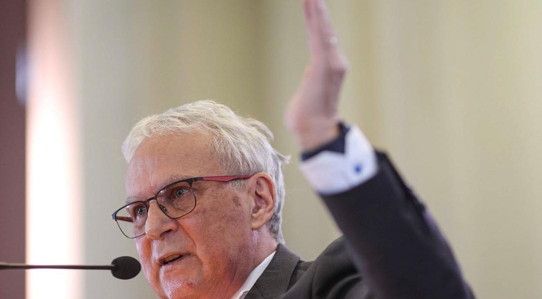 Andruh, noul președinte al Academiei Române: Cine e academicianul