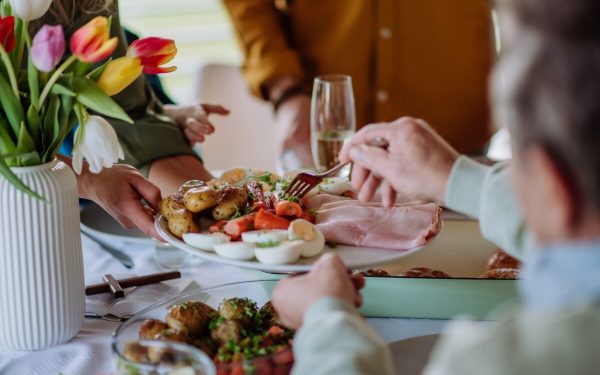 Ce înseamnă „moderație” la masa de Paște: sfaturi de la medici pentru sărbători