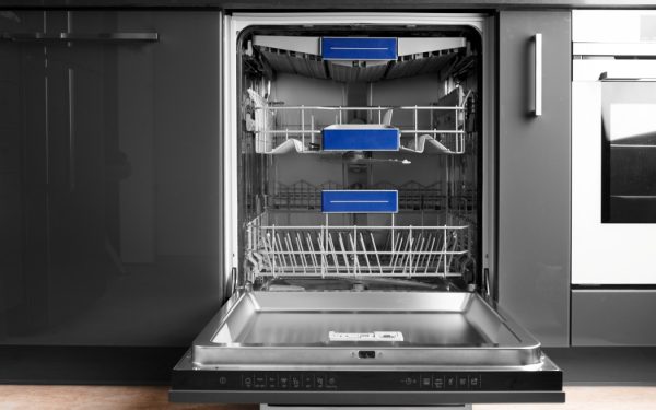 Greșeala epică din bucătărie: De ce nu clătești vasele înainte de spălare?