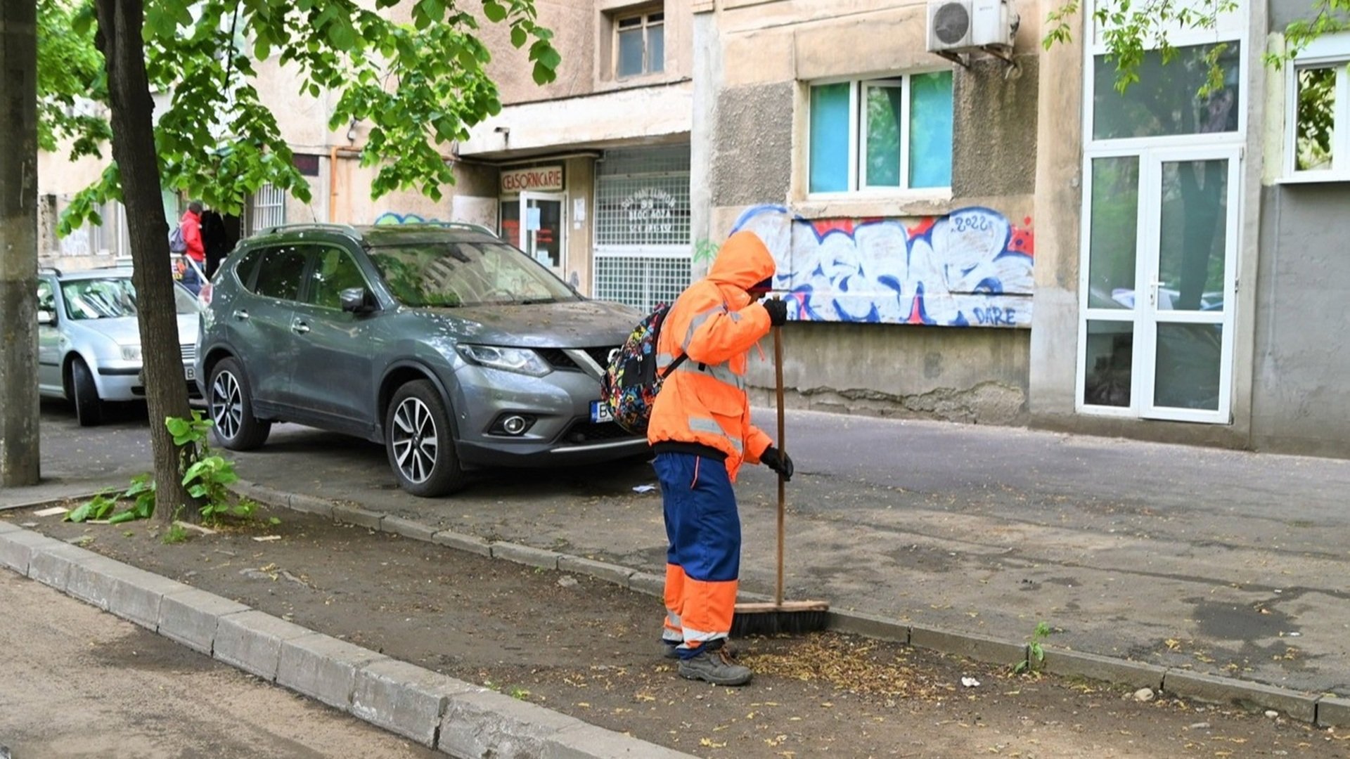 Primăria Sectorului 2 a plătit aproape 100.000 de euro pentru servicii de măturat manual trotuare care nu au fost prestate, conform unui raport de audit financiar realizat de Curtea de Conturi