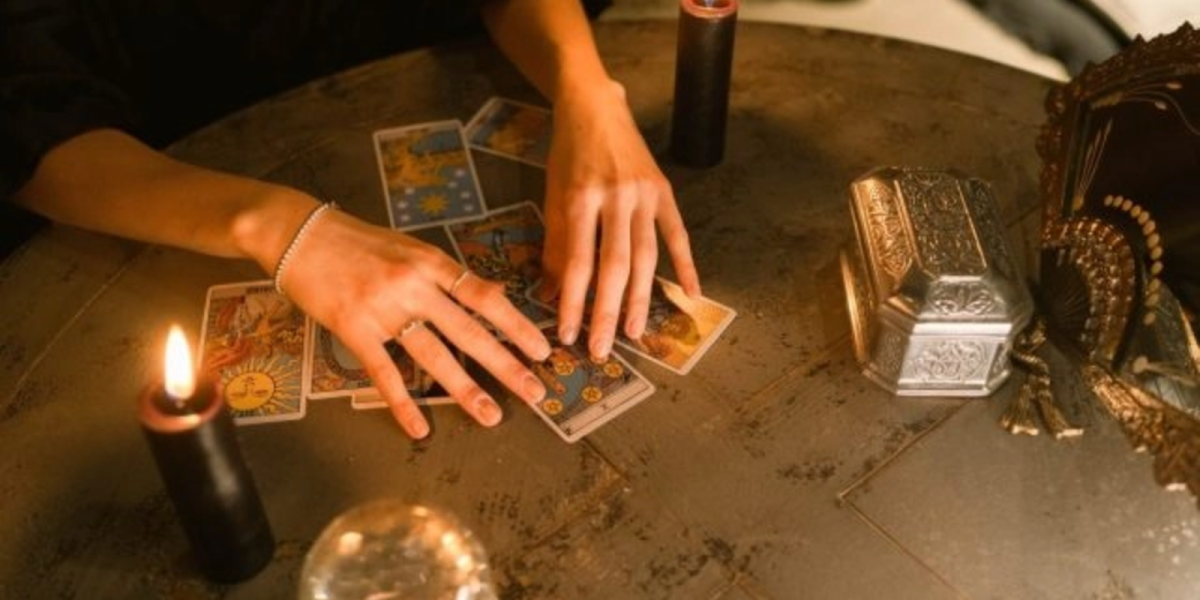 Ghicitori periculoase în România: O femeie, țepuită cu sute de euro