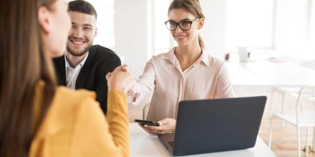 Angajații introvertiți excelează: 10 domenii unde dau clasă