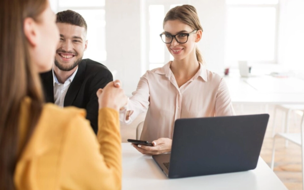 Angajații introvertiți excelează: 10 domenii unde dau clasă