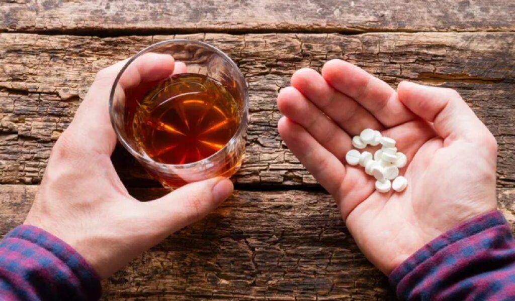 Cum te poti îmbolnăvi grav: Alcool, antiacide și antiinflamatoare, combinație fatală