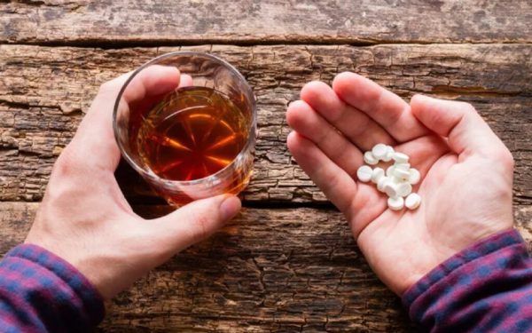 Cum te poti îmbolnăvi grav: Alcool, antiacide și antiinflamatoare, combinație fatală