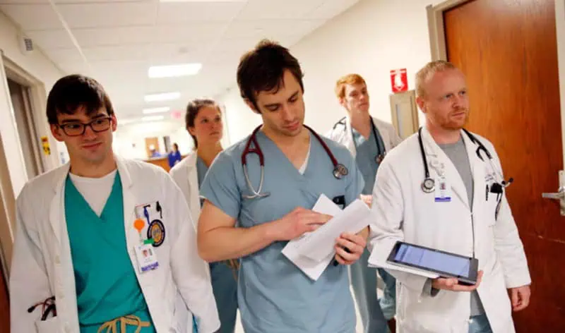 Studiu: curricula medicală actualizată pentru sănătate digitală și politici bazate pe dovezi, medicii rezidenți între rămânere și plecare din țară