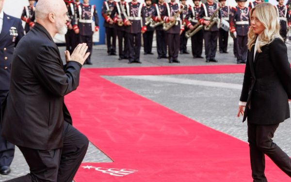 Gest surprinzător: Premierul unei țări, în genunchi în fața șefei de la Roma