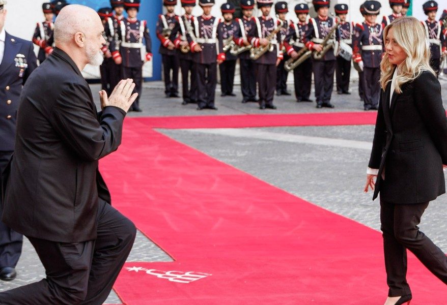 Gest surprinzător: Premierul unei țări, în genunchi în fața șefei de la Roma