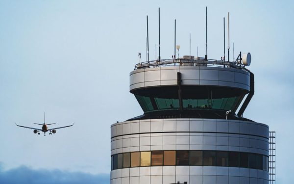 Miau-miau la bord: Piloții au miaunat pe frecvența, apoi au lătrat!