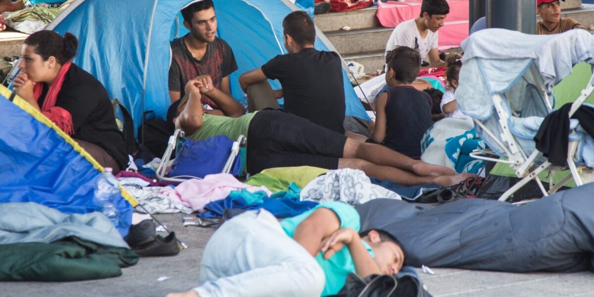 Migranți, scoși din hoteluri de Guvernul britanic: Unde vor fi relocați