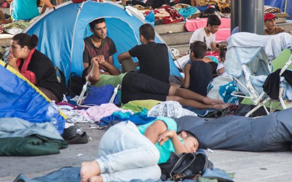 Migranți, scoși din hoteluri de Guvernul britanic: Unde vor fi relocați
