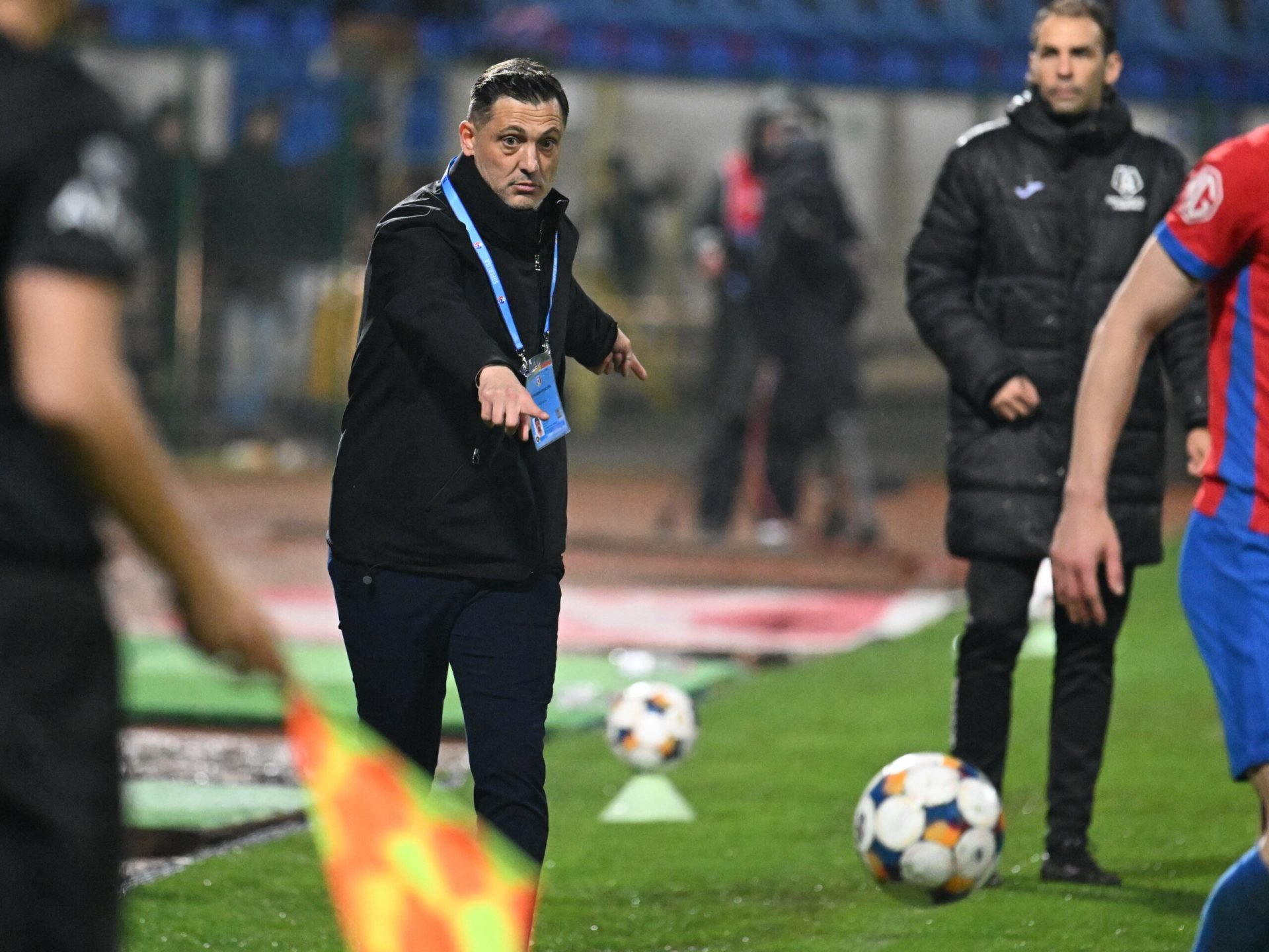 Revoluția lui Mirel Rădoi poate începe la FCSB: șase jucători sunt la final de contract Mhai Stoica, oficialul Clubului FCSB, a dat semnalul că perioada de tranziție și restructurare începe începând de acum, în condițiile în care mai mulți jucători ai echipei se află la final de contract