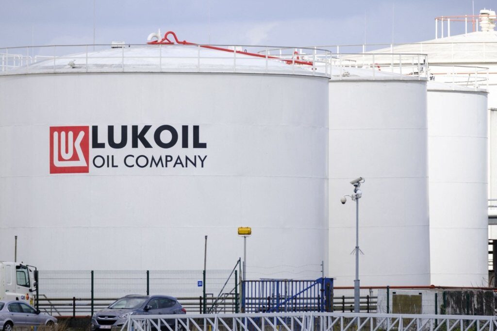 România solicită acordul SUA pentru repornirea rafinăriei Petrotel, deținută de Lukoil Miercuri seară, ministrul Energiei, Bogdan Ivan, a anunțat că România a cerut Statelor Unite ale Americii (SUA) permisiunea de a reporni rafinăria Petrotel, aflată în proprietatea companiei rusești Lukoil