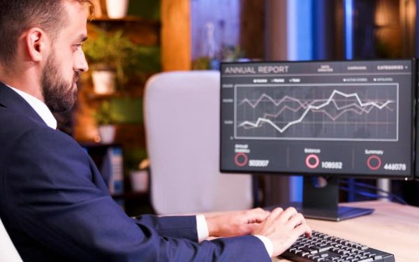 Bursă: Randamente spectaculoase în 2025, dar dividendele scad! Interesul crește puternic în România