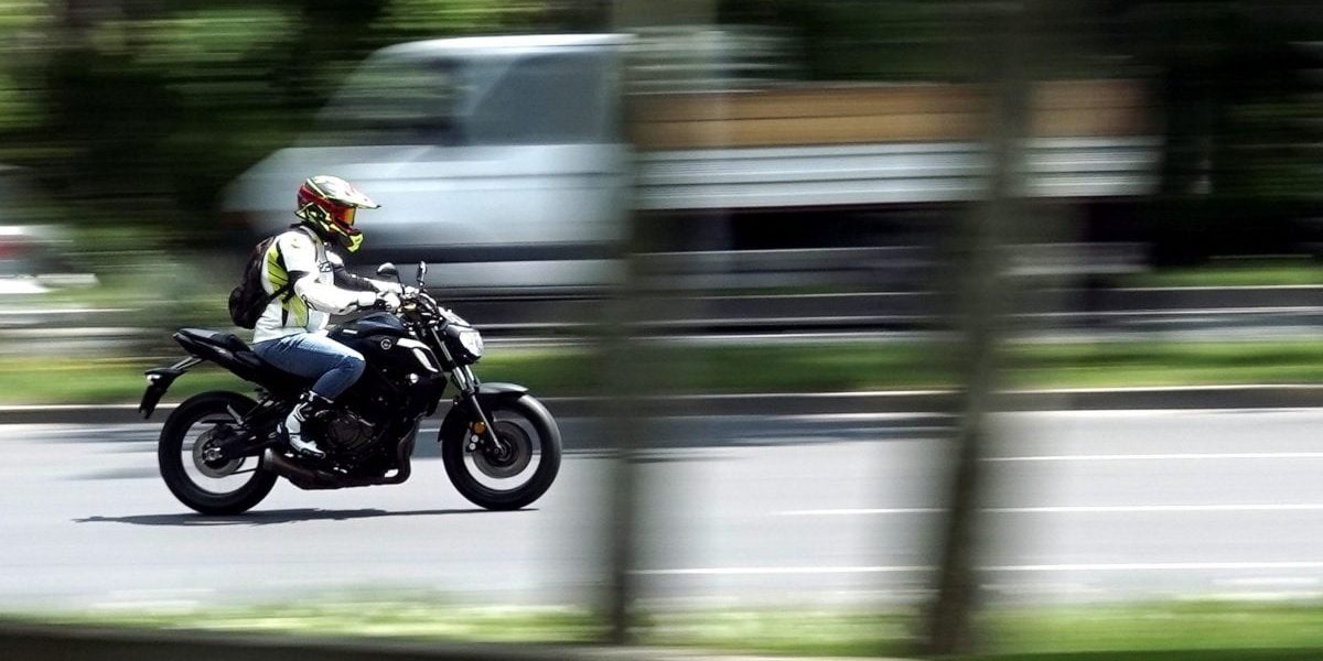 Motor vs. mașină: Cât te costă în București? Surpriza din spatele consumului!