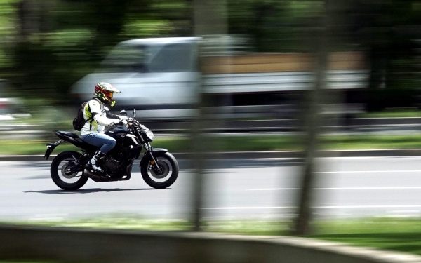 Motor vs. mașină: Cât te costă în București? Surpriza din spatele consumului!