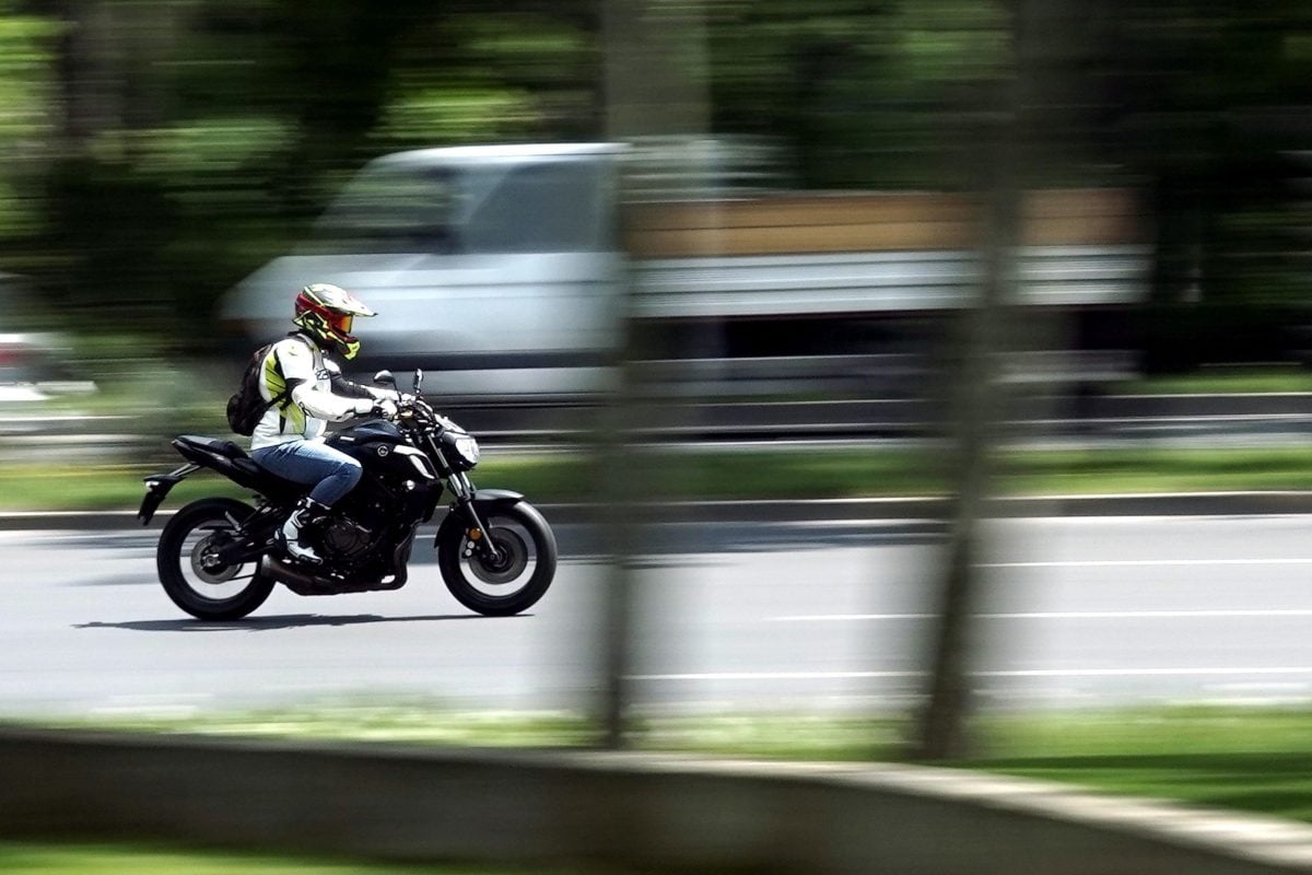 Motor vs. mașină: Cât te costă în București? Surpriza din spatele consumului!