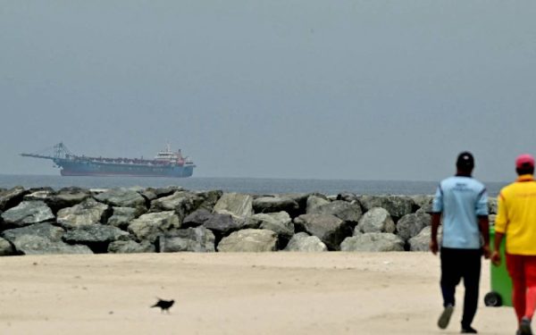 Iranul, lovit de sancțiuni: Suspendă exporturile de produse petrochimice