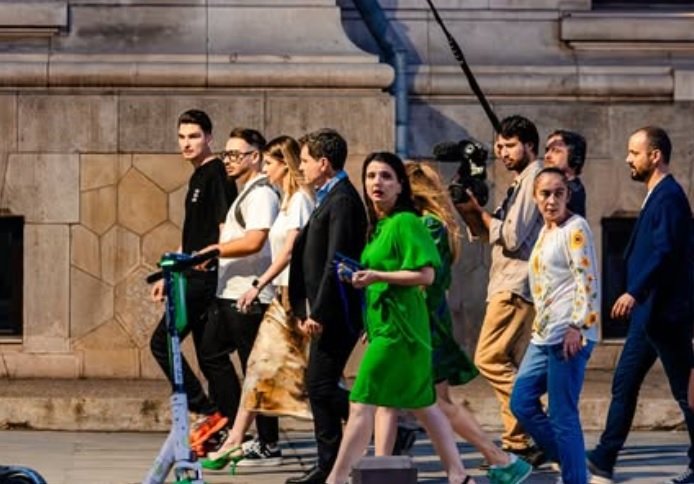 Implicarea unei rețele misterioase în distribuirea de fotografii compromițătoare în campania electorală Ancheta DIICOT referitoare la distribuirea fotografiilor compromițătoare ale unor politicieni în timpul campaniei prezidențiale din 2025 încă nu a fost finalizată, dar punctele fundamentale ale cazului încep să devină tot mai clare