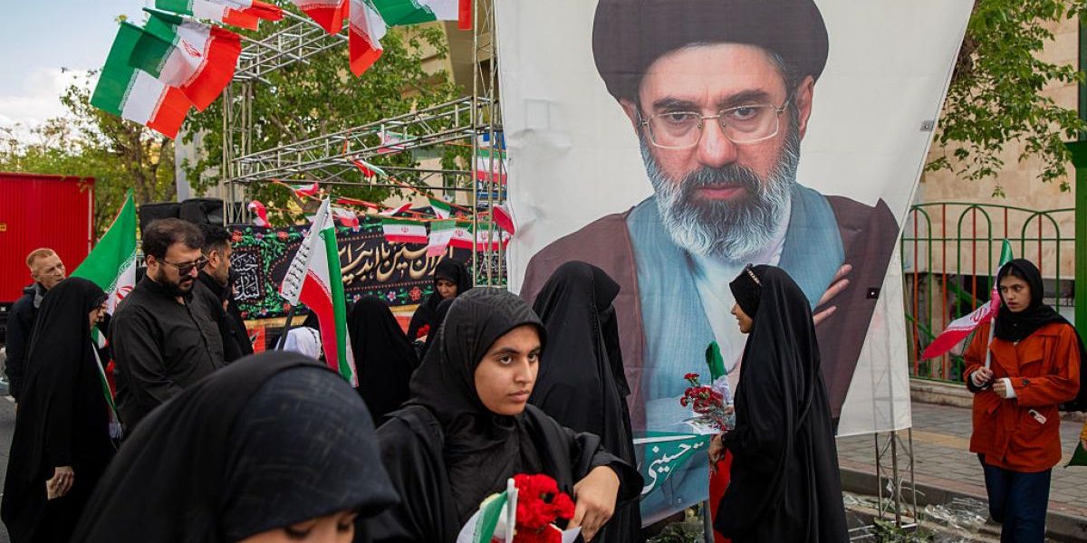 Noi indicii despre starea lui Mojtaba KHAMENEI: Descris „janbaz” la TV