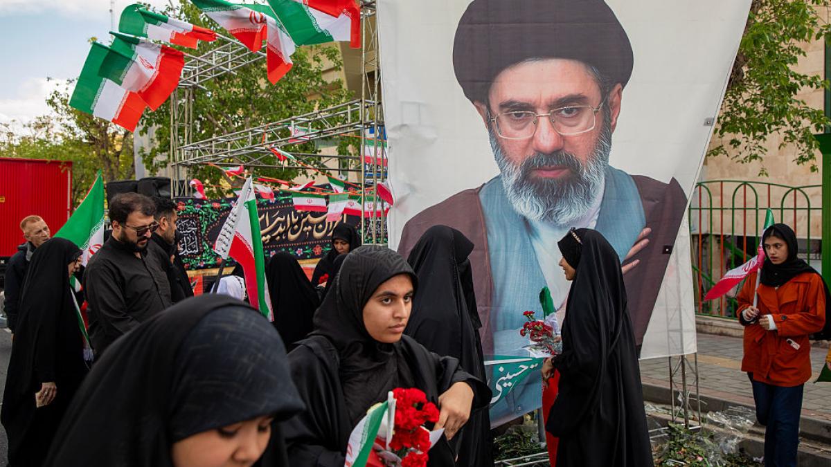 Noi indicii despre starea lui Mojtaba KHAMENEI: Descris „janbaz” la TV