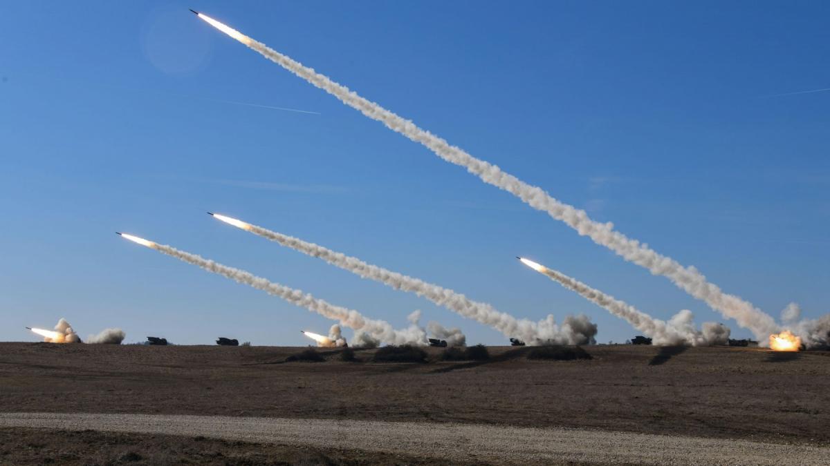Noua cursă a AI: Marile puteri reiau „distrugerea reciprocă” din era nucleară
