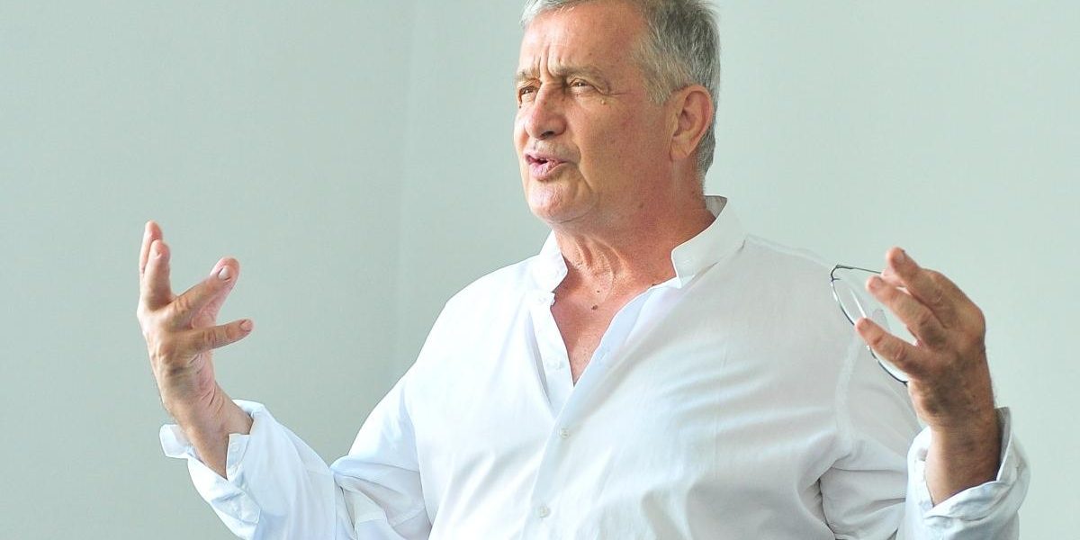 Incendiu la casa lui Mircea Dinescu din Dolj: Prejudiciu uriaș, anchetă în derulare