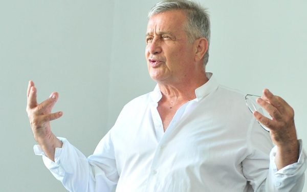 Incendiu la casa lui Mircea Dinescu din Dolj: Prejudiciu uriaș, anchetă în derulare