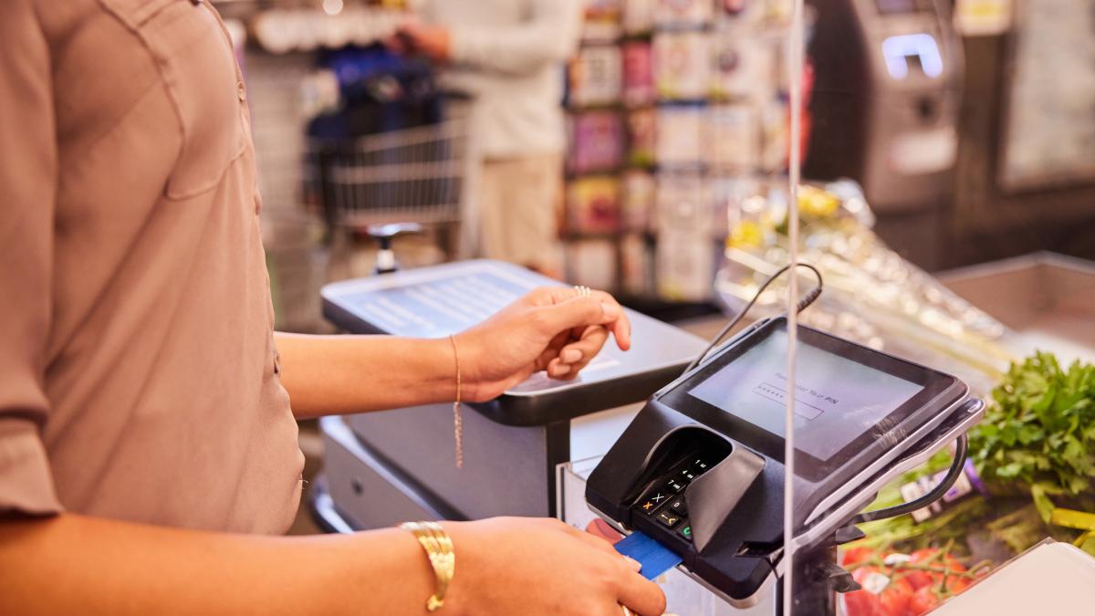 O casieră româncă, concediată după 20 de ani de muncă pentru o greșeală minoră O femeie în vârstă de peste 50 de ani, angajată de mai bine de două decenii într-un supermarket din Modena, a fost concediată brusc din cauza unei greșeli aparent minore