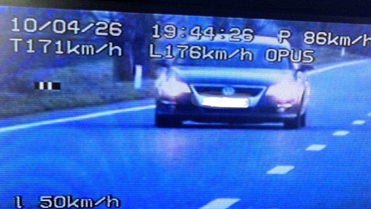 Șoferița prinsă cu 176 km/h: „Îmi ard cozonacii, dom’le!”