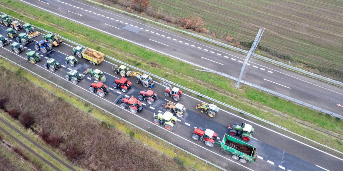 Benzinării pe butuci în Irlanda: Fermierii blochează drumurile și o rafinărie