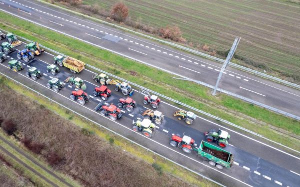 Benzinării pe butuci în Irlanda: Fermierii blochează drumurile și o rafinărie