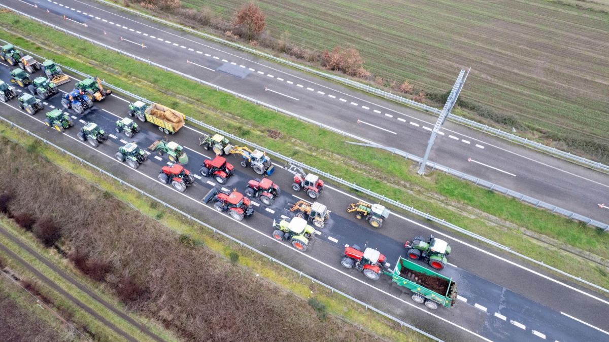 Benzinării pe butuci în Irlanda: Fermierii blochează drumurile și o rafinărie