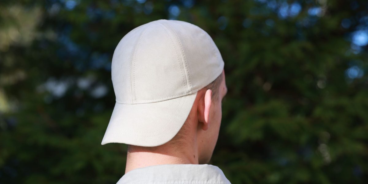 Șapca, misterul „fashion”: De ce o poartă constant, ce spun psihologii