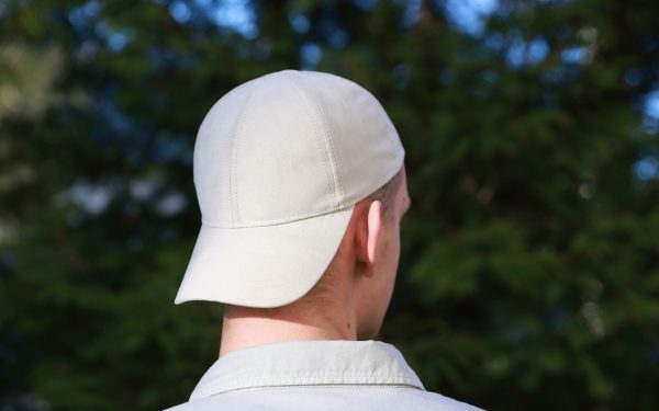 Șapca, misterul „fashion”: De ce o poartă constant, ce spun psihologii