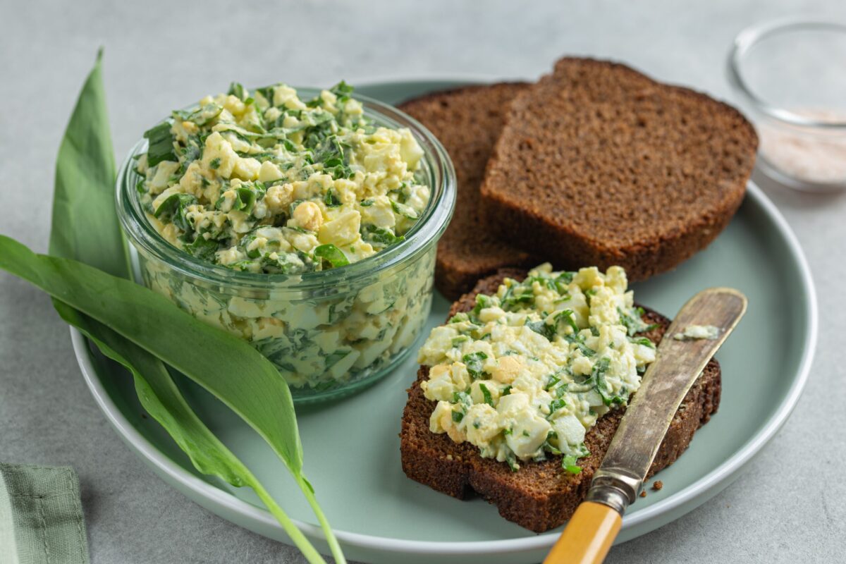 Primăvara aduce nu doar soare și zile mai lungi, ci și rezerve de plante sănătoase, printre care se află leurda