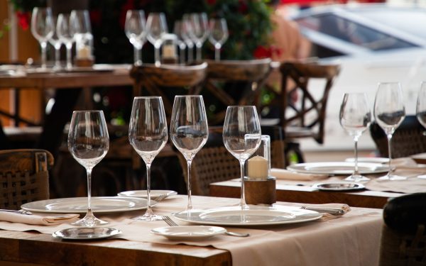 Gigantul Tech lansează roboți-chelneri în restaurante