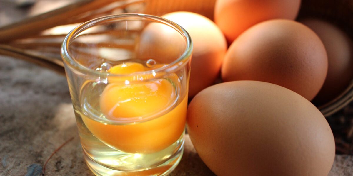 Cum să afli rapid dacă ouăle sunt proaspete: testul simplu și eficient