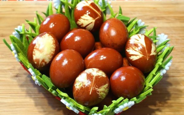 Ouă roșii, vopsite natural! Gospodinele din România aleg sfecla