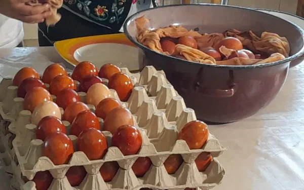 Ouă vopsite eco la Mănăstirea Timișeni: Tradiție cu peste 1.000 de bucăți!