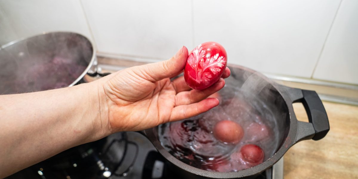 Ouăle roșii de Paște, un simbol central al sărbătorii Învierii, reprezintă viața, jertfa lui Iisus Hristos și promisiunea renașterii