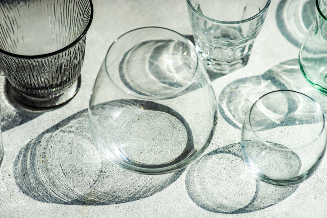 Paharele din sticlă tulburi sau cu depuneri de minerale pot ascunde probleme mai puțin vizibile, precum deteriorări permanente ale suprafeței sau depuneri care afectează aspectul lor