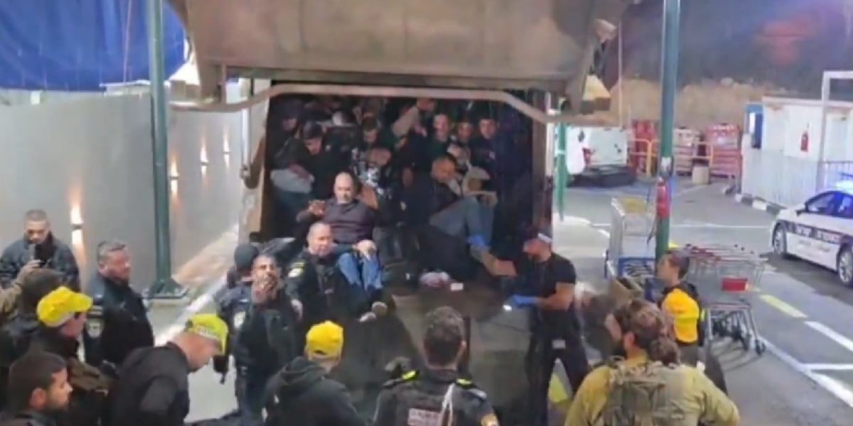 Palestinieni, ascunși într-o mașină de gunoi, au încercat să intre ilegal în Israel – VIDEO