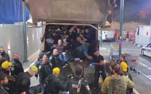 Palestinieni, ascunși într-o mașină de gunoi, au încercat să intre ilegal în Israel – VIDEO