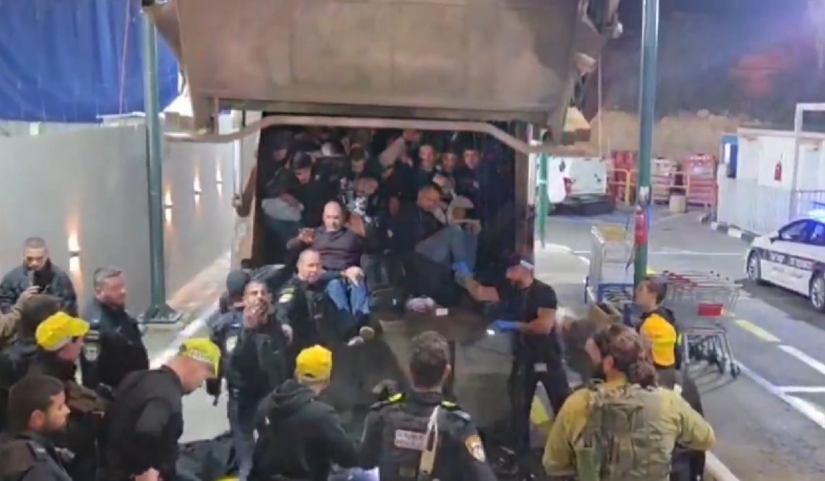 Palestinieni, ascunși într-o mașină de gunoi, au încercat să intre ilegal în Israel – VIDEO