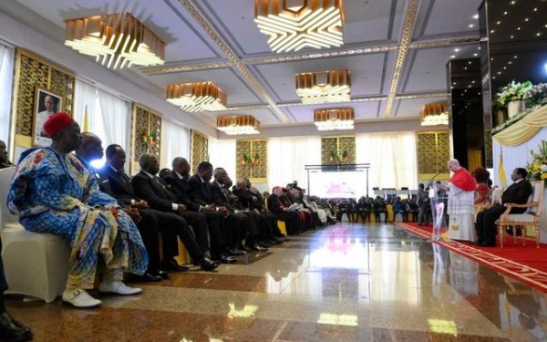 Papa Francisc, atacat de Trump, denunță corupția în Camerun